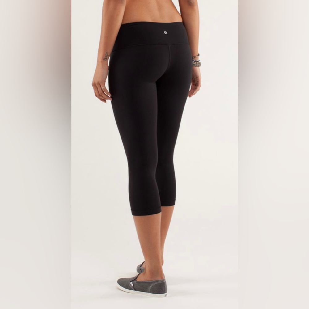 Lululemon Wunder Under Crop Black Size 6 Small hole in crotch - Picture 1 of 13